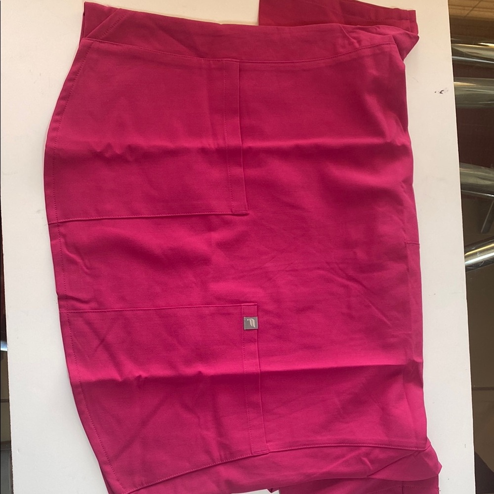 2 Pieces FABLETICS StretchTech™ Kick Flare Scrub Legging & Top. Size: M - Picture 16 of 16